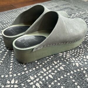 Bryr bean clogs in ocean